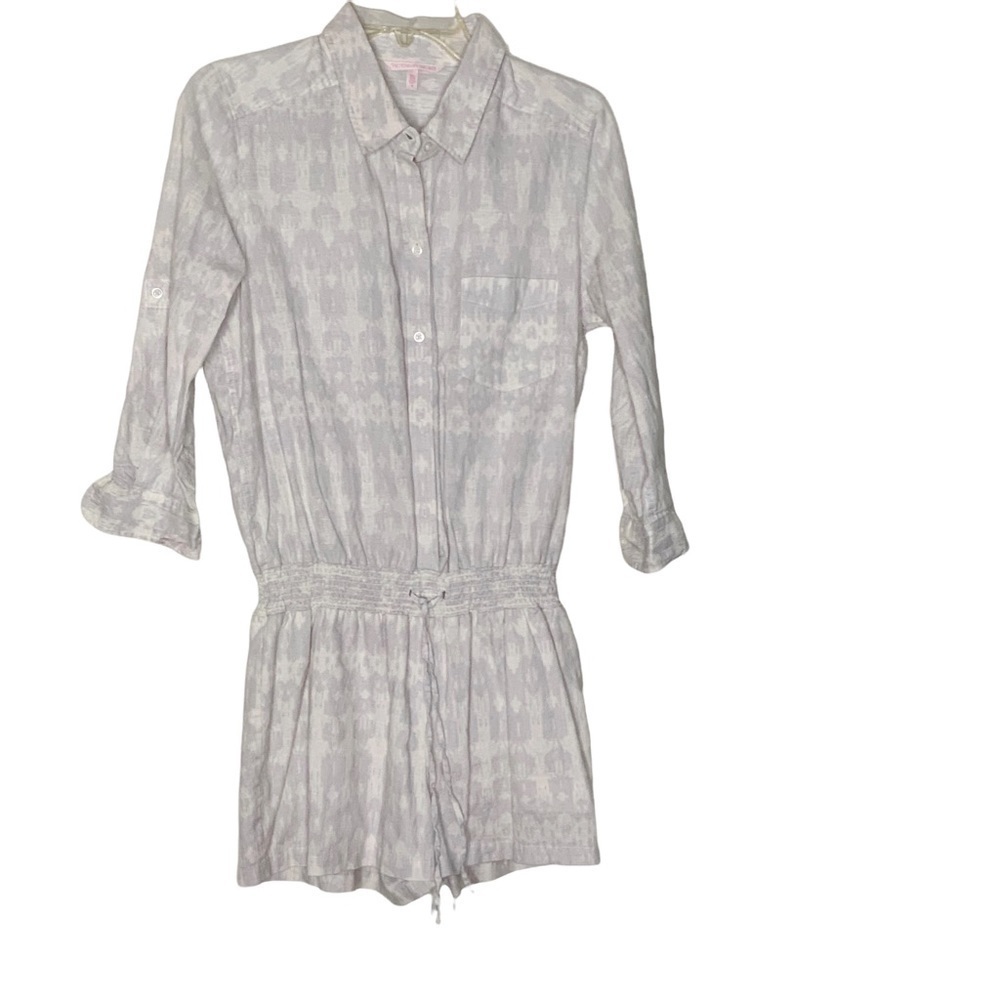 VICTORIA’S Secret long sleeve romper. Ties at the waist. Size 8